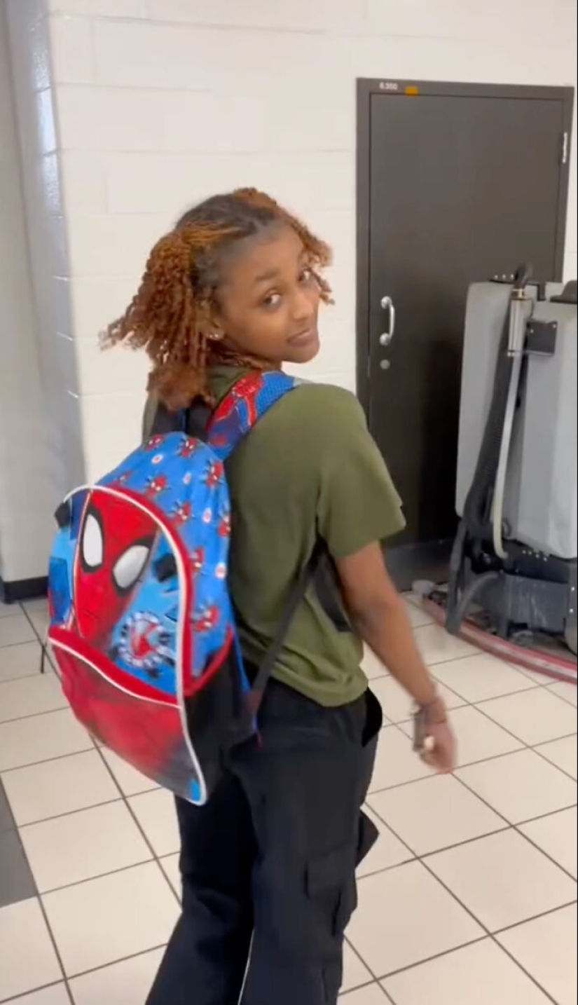 Estudiantes de último año de secundaria llevan mochilas de jardín de infantes a la escuela
