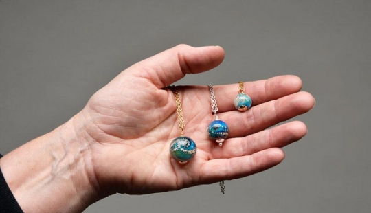 Eternal memory: the artist creates memorial beads from the ashes of the dead people