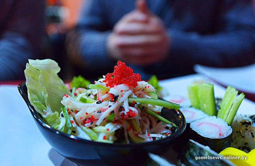 Experimento: un verdadero japonés probó el verdadero sushi Gomel