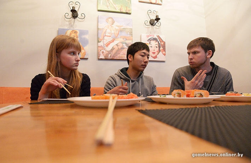 Experimento: un verdadero japonés probó el verdadero sushi Gomel
