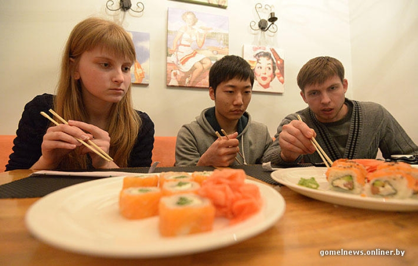 Experimento: un verdadero japonés probó el verdadero sushi Gomel