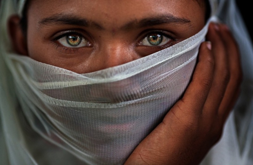 Expressive and colorful portraits from different parts of the world Expressive and colorful portraits from different parts of the world