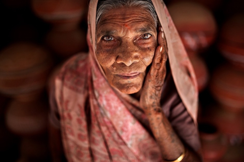 Expressive and colorful portraits from different parts of the world Expressive and colorful portraits from different parts of the world