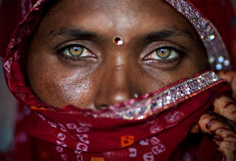 Expressive and colorful portraits from different parts of the world Expressive and colorful portraits from different parts of the world