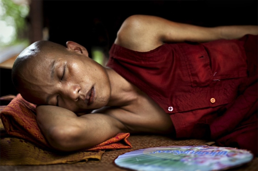 Expressive and colorful portraits from different parts of the world Expressive and colorful portraits from different parts of the world