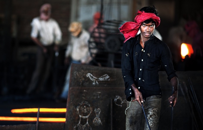 Expressive and colorful portraits from different parts of the world Expressive and colorful portraits from different parts of the world