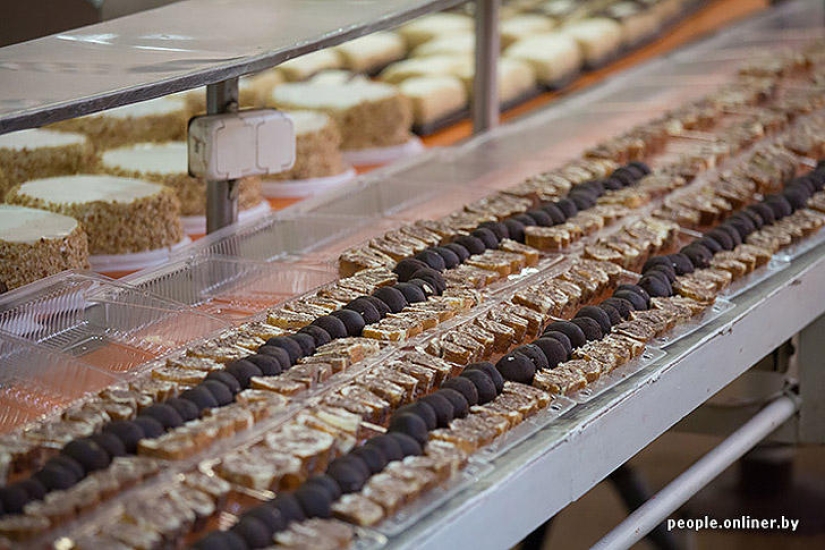 &quot;Fabulous&quot; photo report: how your favorite Soviet cakes are made