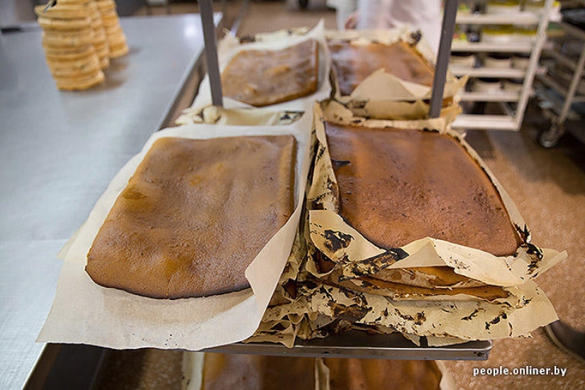 &quot;Fabulous&quot; photo report: how your favorite Soviet cakes are made