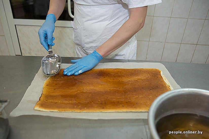 &quot;Fabulous&quot; photo report: how your favorite Soviet cakes are made