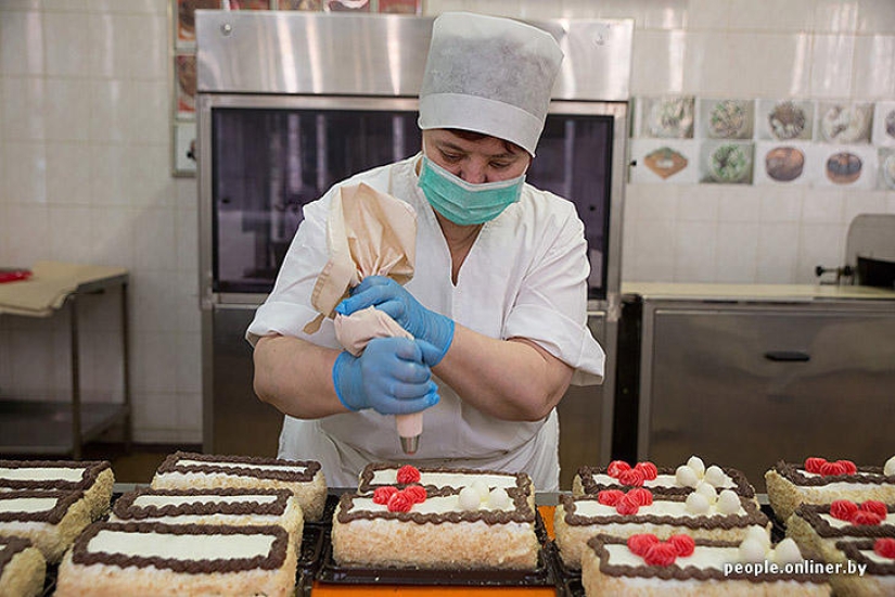 &quot;Fabulous&quot; photo report: how your favorite Soviet cakes are made