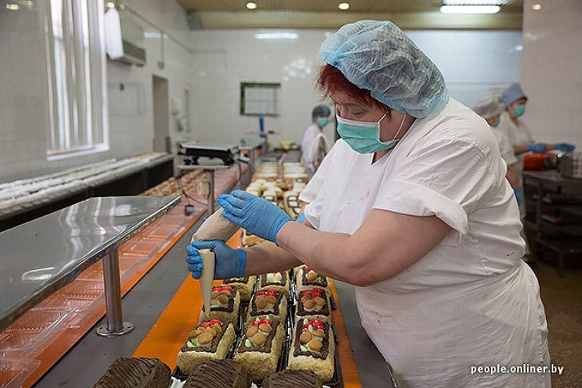 &quot;Fabulous&quot; photo report: how your favorite Soviet cakes are made