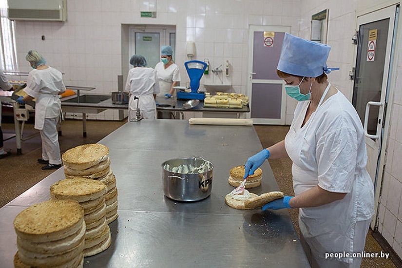 &quot;Fabulous&quot; photo report: how your favorite Soviet cakes are made