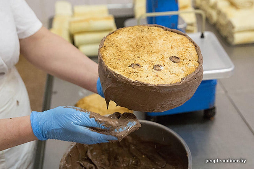 &quot;Fabulous&quot; photo report: how your favorite Soviet cakes are made