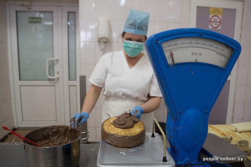 &quot;Fabulous&quot; photo report: how your favorite Soviet cakes are made