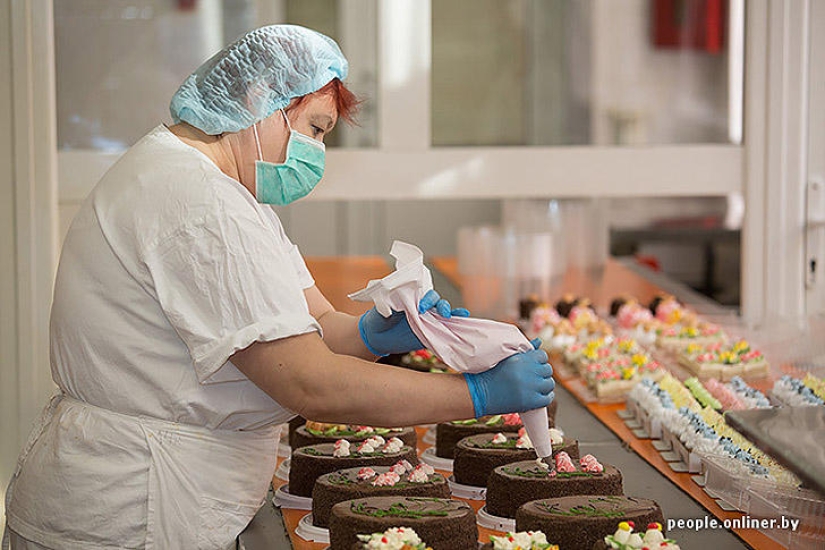 &quot;Fabulous&quot; photo report: how your favorite Soviet cakes are made