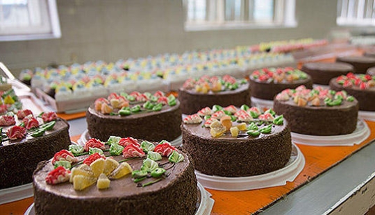 &quot;Fabulous&quot; photo report: how your favorite Soviet cakes are made