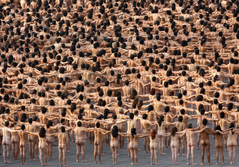 Famine: Spencer Tunick will undress everyone again Famine: Spencer Tunick will undress everyone again
