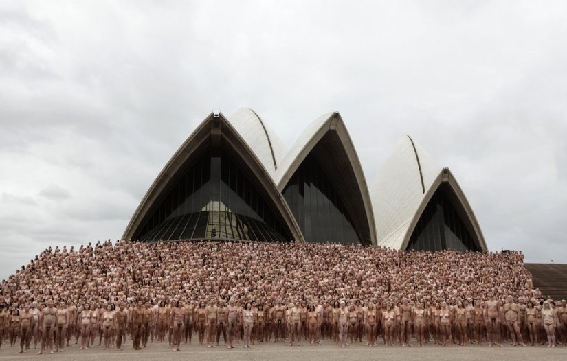Famine: Spencer Tunick will undress everyone again Famine: Spencer Tunick will undress everyone again