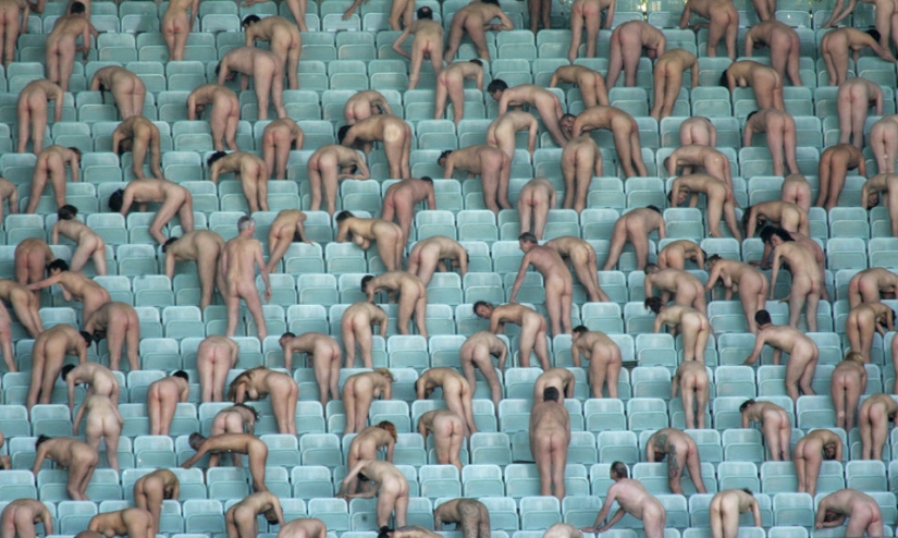 Famine: Spencer Tunick will undress everyone again Famine: Spencer Tunick will undress everyone again