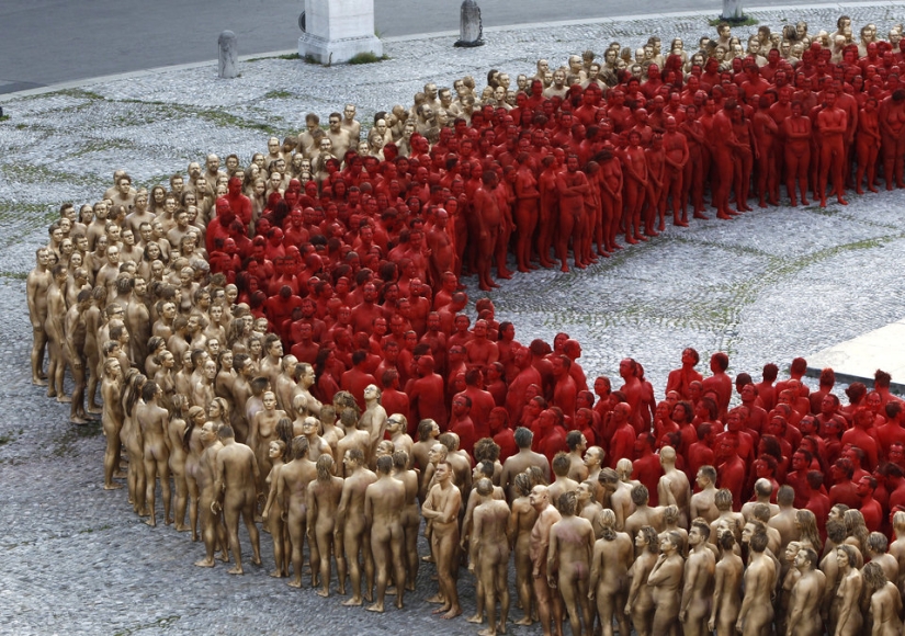 Famine: Spencer Tunick will undress everyone again Famine: Spencer Tunick will undress everyone again