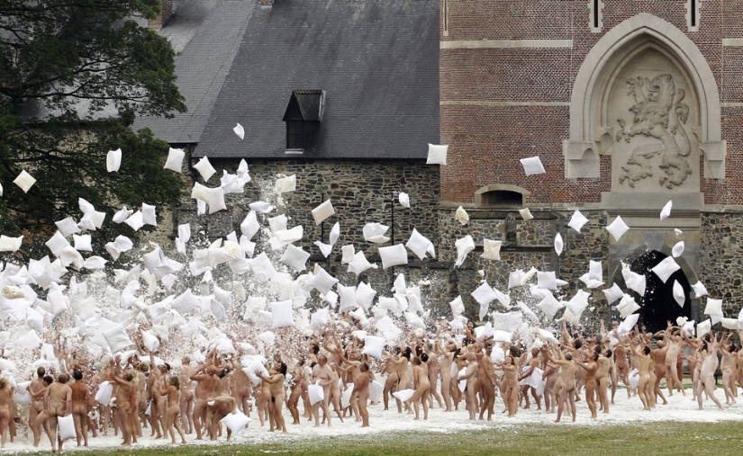 Famine: Spencer Tunick will undress everyone again Famine: Spencer Tunick will undress everyone again