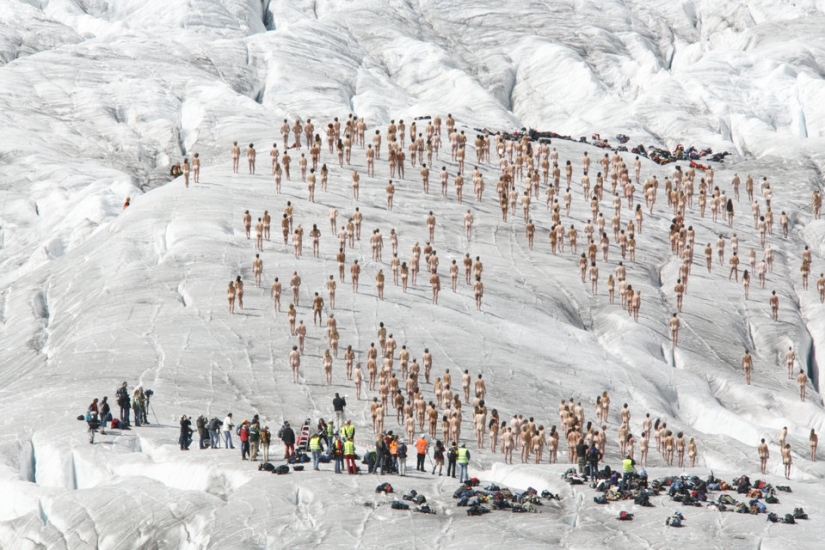 Famine: Spencer Tunick will undress everyone again Famine: Spencer Tunick will undress everyone again