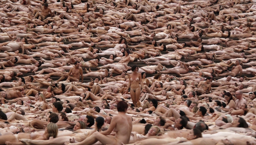 Famine: Spencer Tunick will undress everyone again Famine: Spencer Tunick will undress everyone again