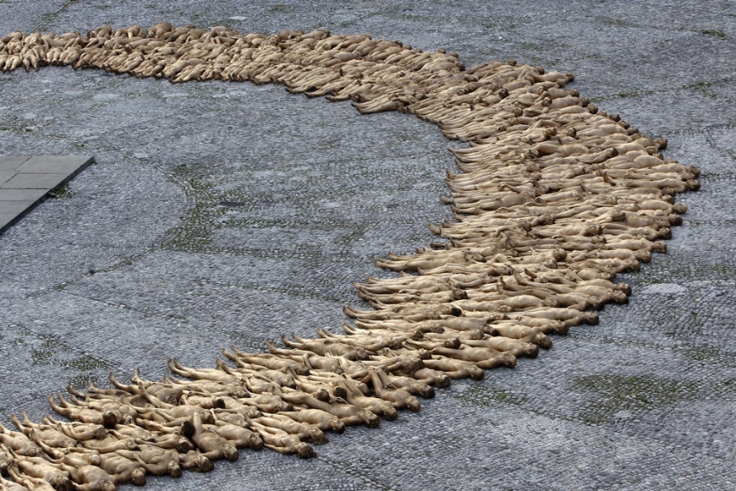 Famine: Spencer Tunick will undress everyone again Famine: Spencer Tunick will undress everyone again