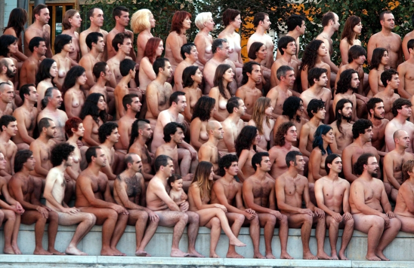 Famine: Spencer Tunick will undress everyone again Famine: Spencer Tunick will undress everyone again