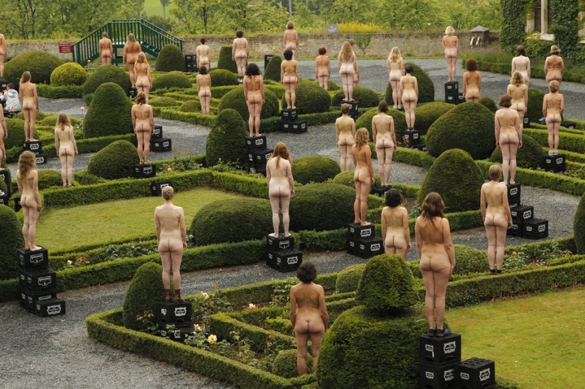 Famine: Spencer Tunick will undress everyone again Famine: Spencer Tunick will undress everyone again