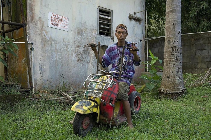 Fans de los legendarios ciclomotores Vespa en Indonesia
