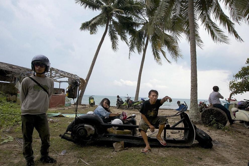 Fans de los legendarios ciclomotores Vespa en Indonesia