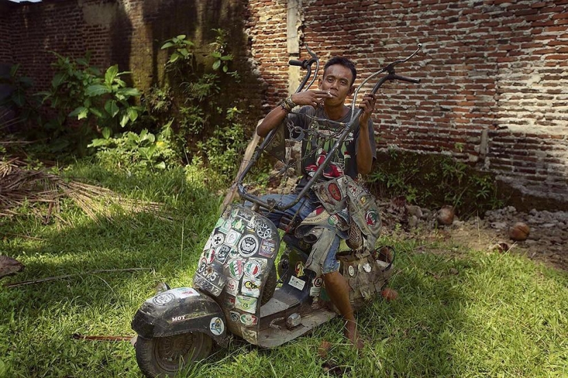 Fans de los legendarios ciclomotores Vespa en Indonesia