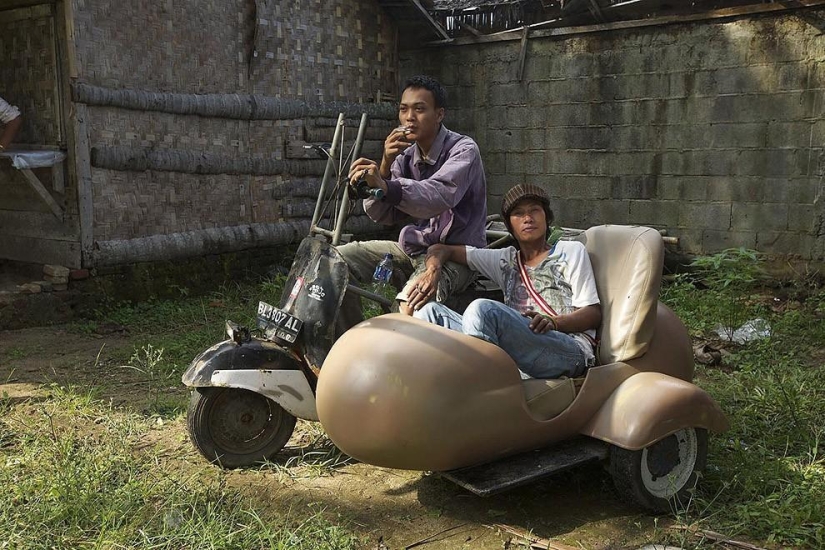 Fans de los legendarios ciclomotores Vespa en Indonesia