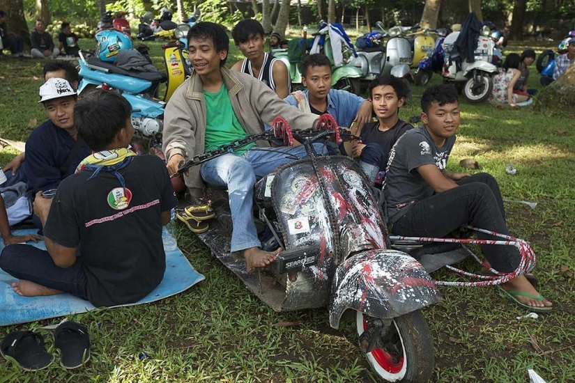 Fans de los legendarios ciclomotores Vespa en Indonesia