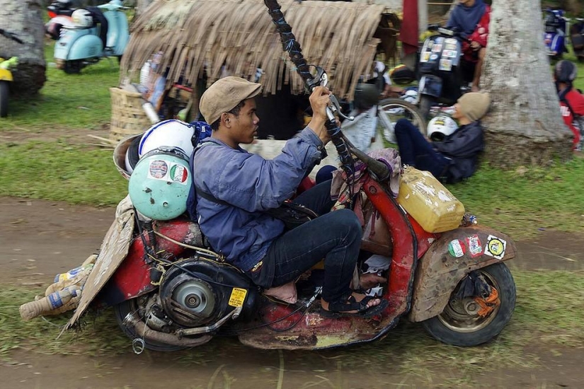 Fans de los legendarios ciclomotores Vespa en Indonesia