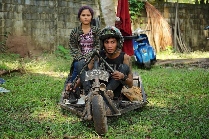 Fans de los legendarios ciclomotores Vespa en Indonesia