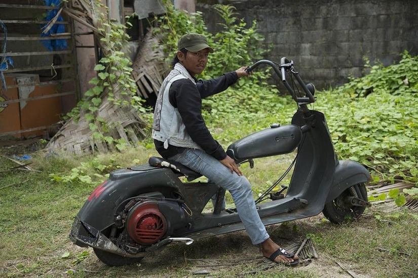 Fans de los legendarios ciclomotores Vespa en Indonesia