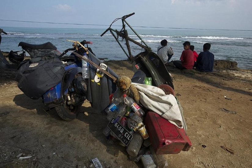 Fans de los legendarios ciclomotores Vespa en Indonesia