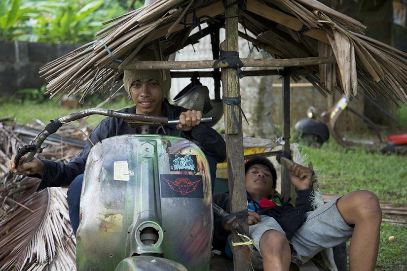 Fans de los legendarios ciclomotores Vespa en Indonesia