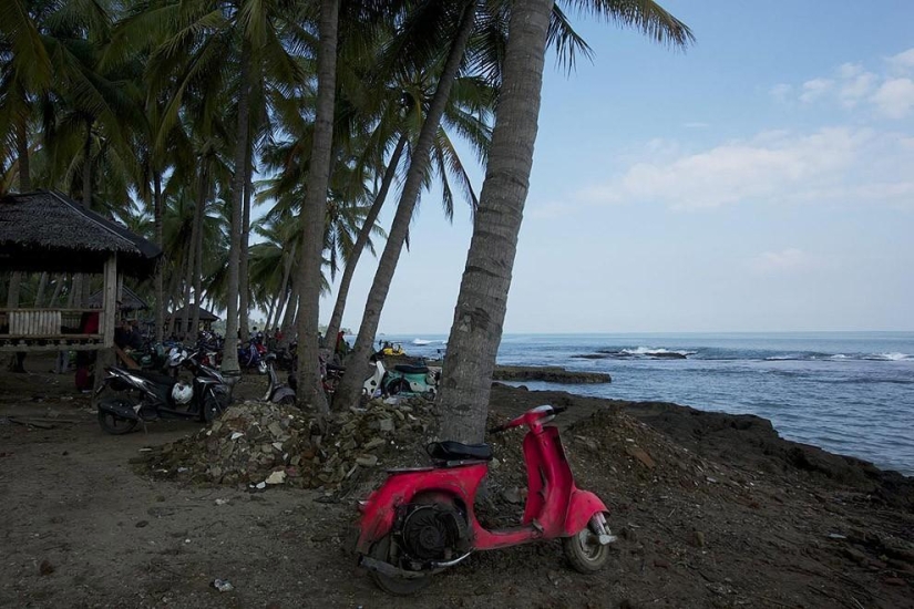 Fans de los legendarios ciclomotores Vespa en Indonesia