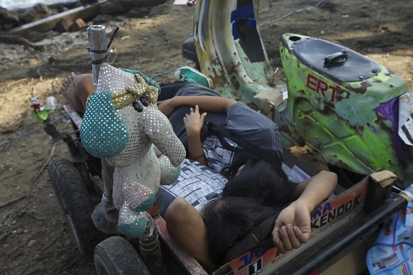 Fans de los legendarios ciclomotores Vespa en Indonesia