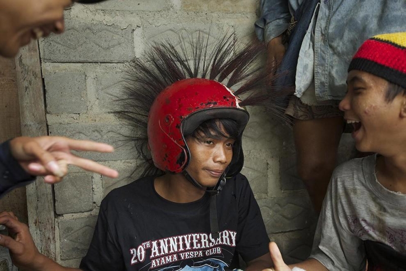 Fans de los legendarios ciclomotores Vespa en Indonesia