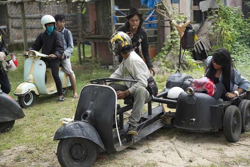 Fans de los legendarios ciclomotores Vespa en Indonesia