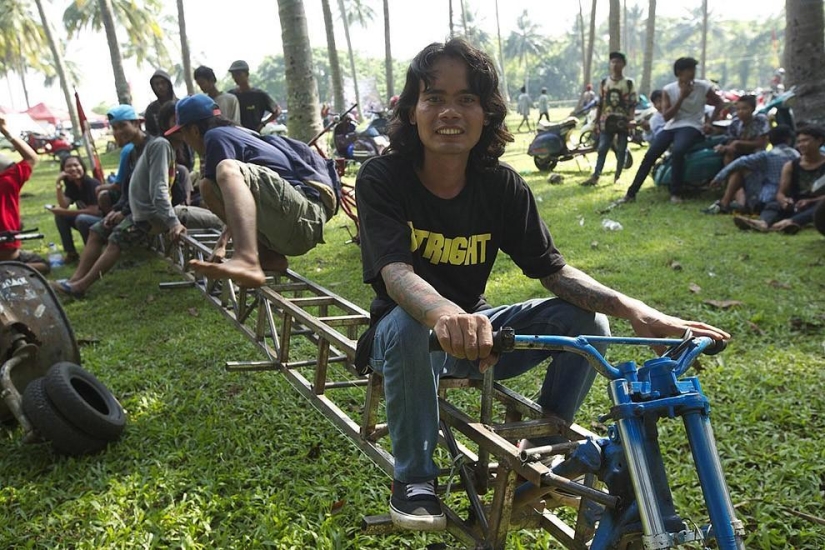 Fans de los legendarios ciclomotores Vespa en Indonesia