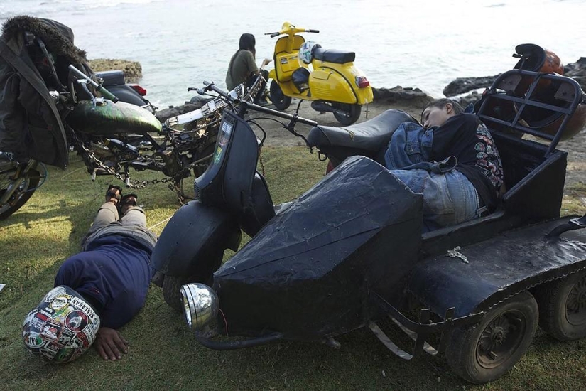 Fans de los legendarios ciclomotores Vespa en Indonesia