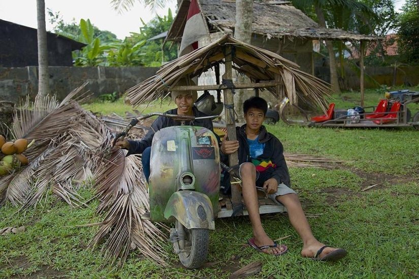 Fans de los legendarios ciclomotores Vespa en Indonesia