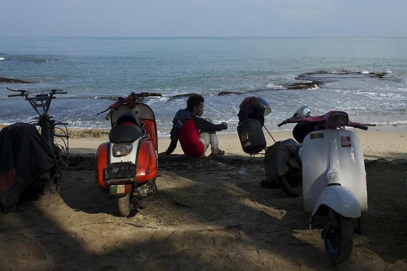 Fans de los legendarios ciclomotores Vespa en Indonesia