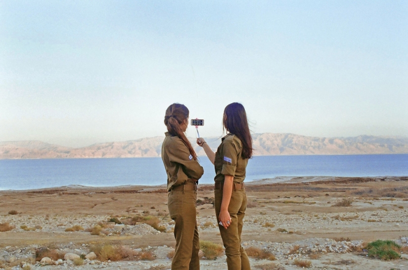 Female recruits in the Israeli army in the photo of Maya Toledano