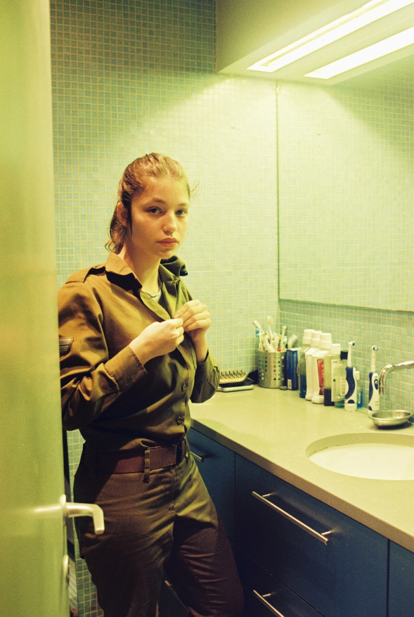 Female recruits in the Israeli army in the photo of Maya Toledano